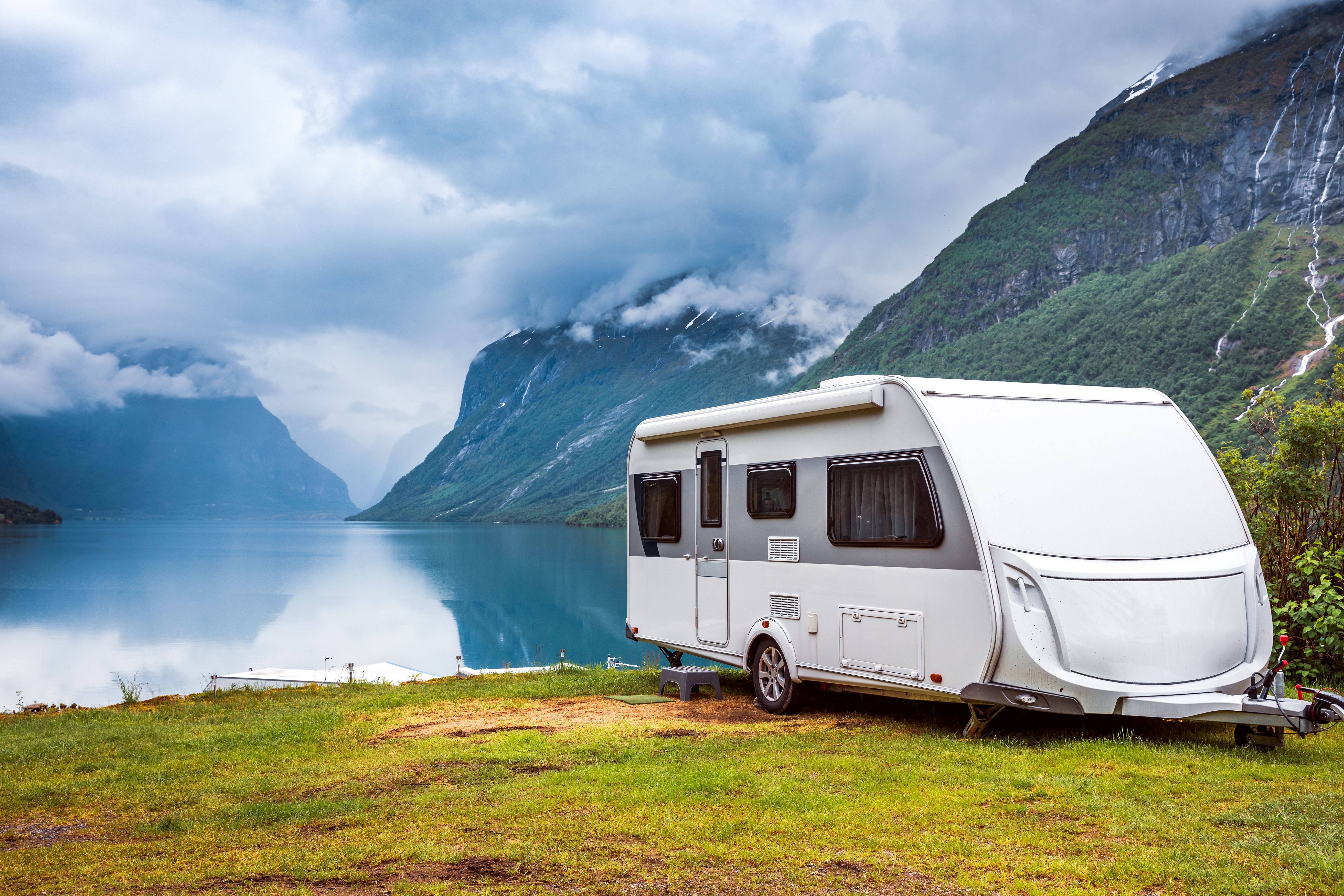 Wohnwagen am norwegischen Fjord