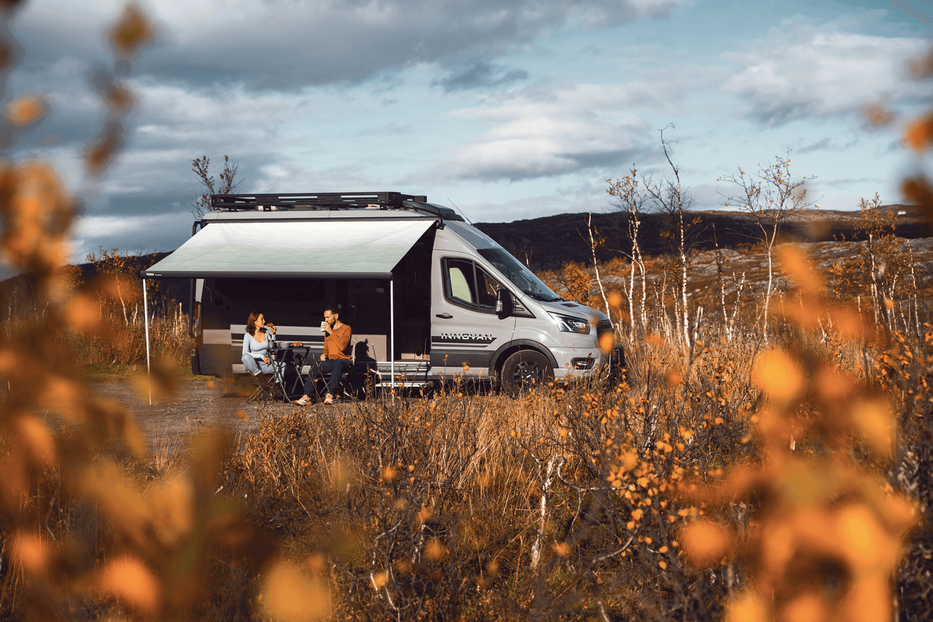 Ford-Camper in herbstlicher Landschaft