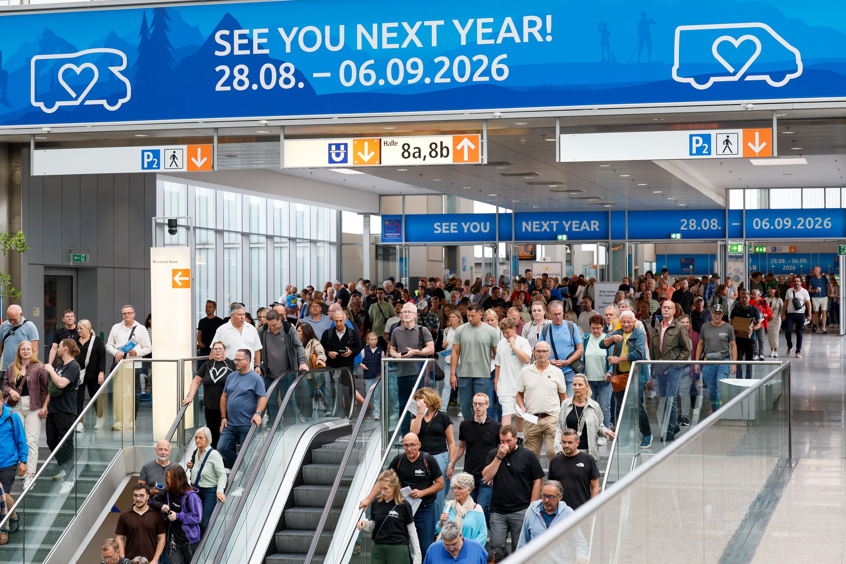 Besucherandrang am Caravan Salon unter dem Banner „See you next year 28.08.–06.09.2026“