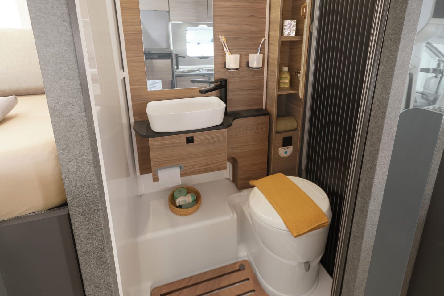 Bad eines Campers mit Waschbecken, Armatur und Toilette