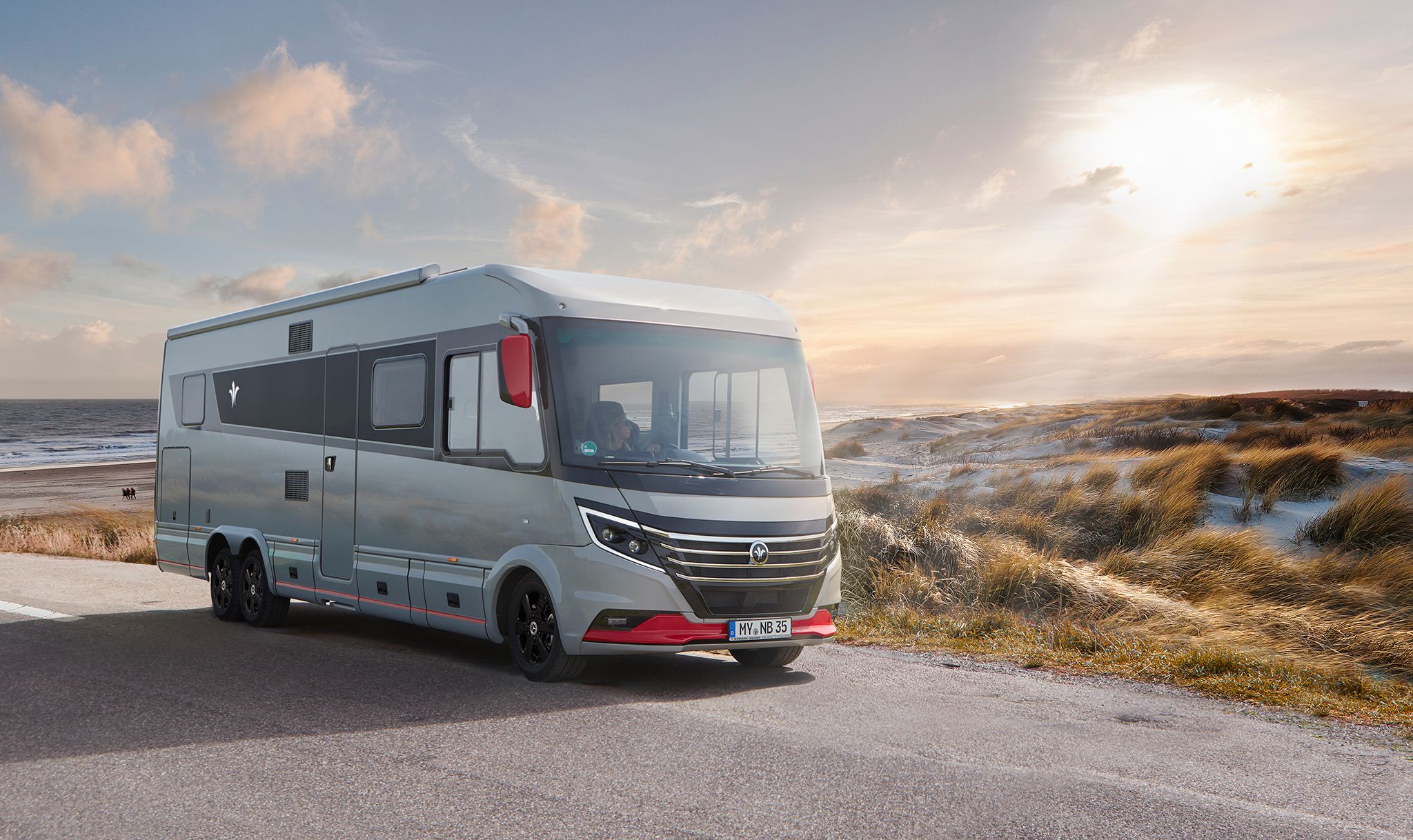 Integriertes Wohnmobil unterwegs auf einer Küstenstraße am Meer