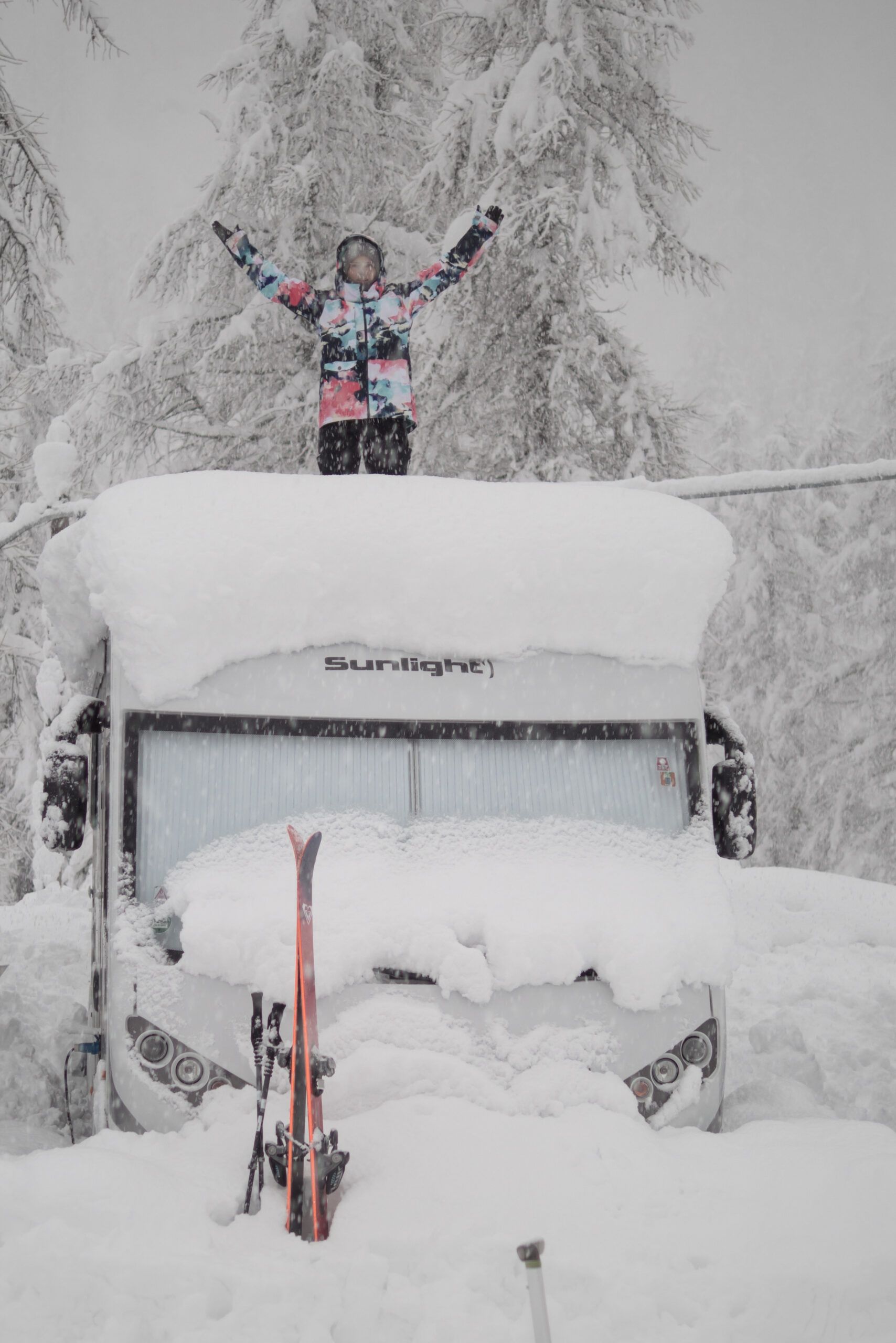 Eingeschneites Wohnmobil im Winter