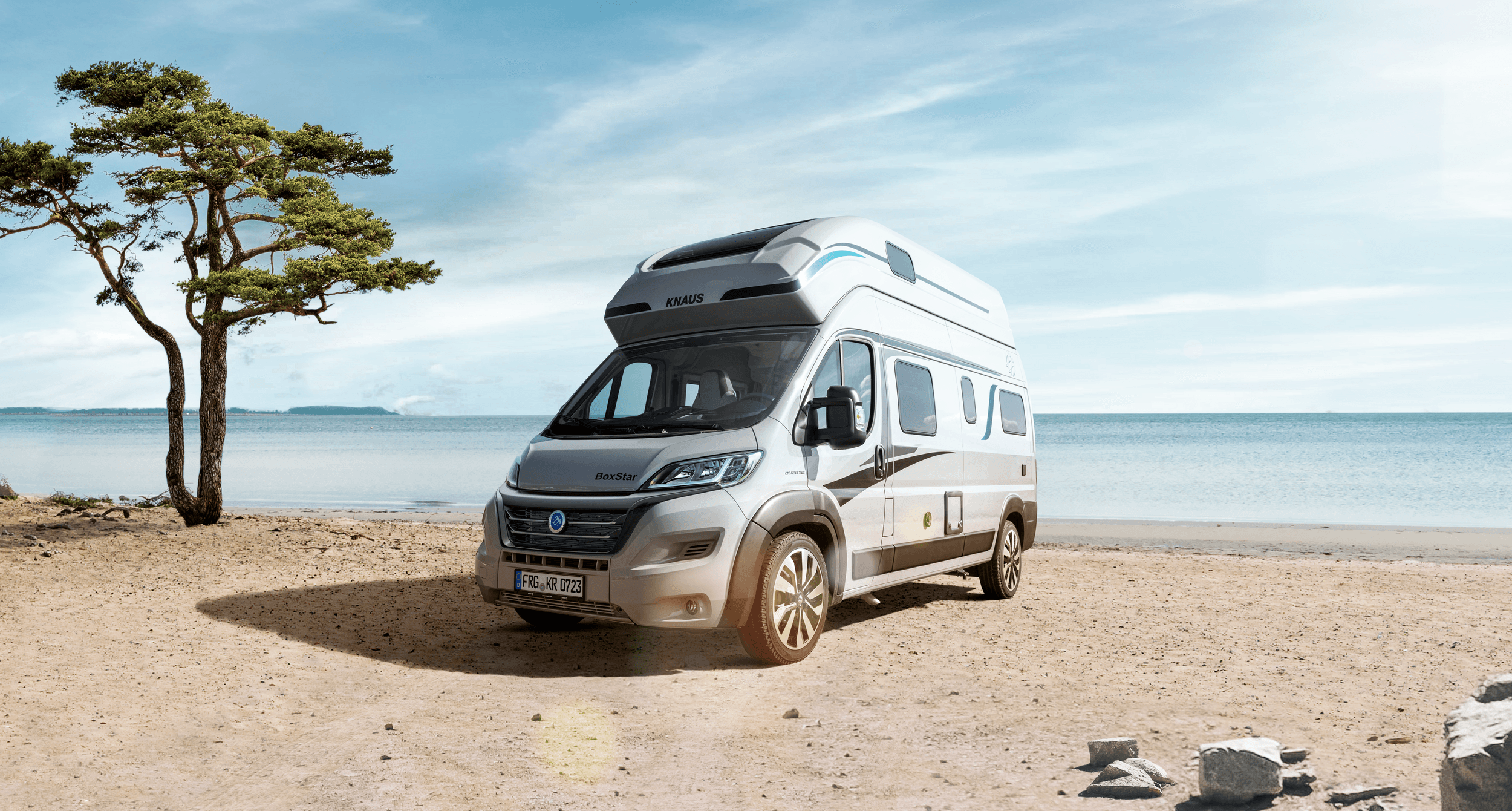 Kastenwagen am Sandstrand in Küstennähe