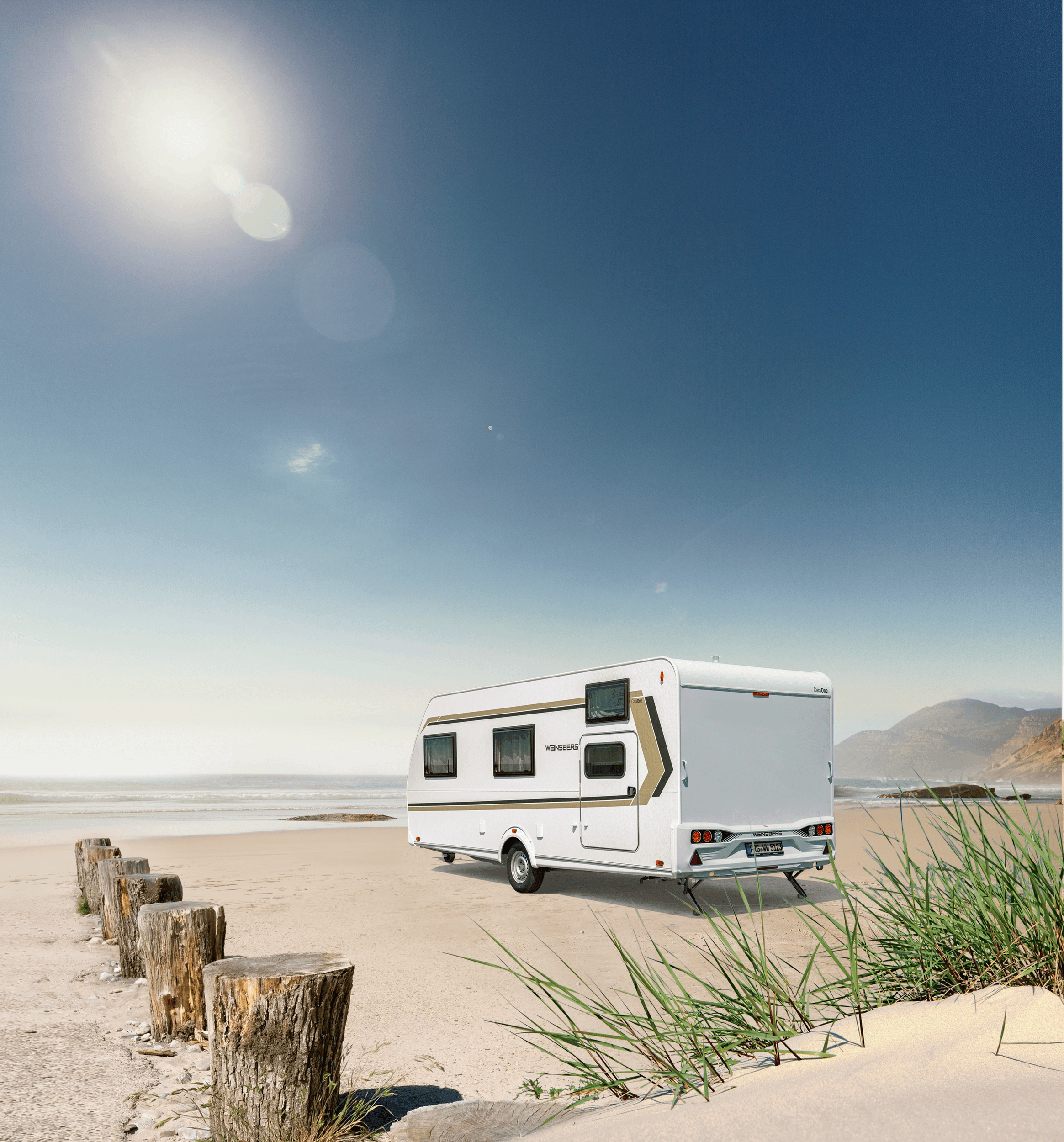 Wohnwagen am Sandstrand in der Sommersonne