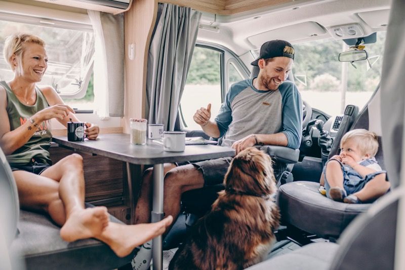 Familie genießt gemeinsam ihren Campingurlaub im Freien