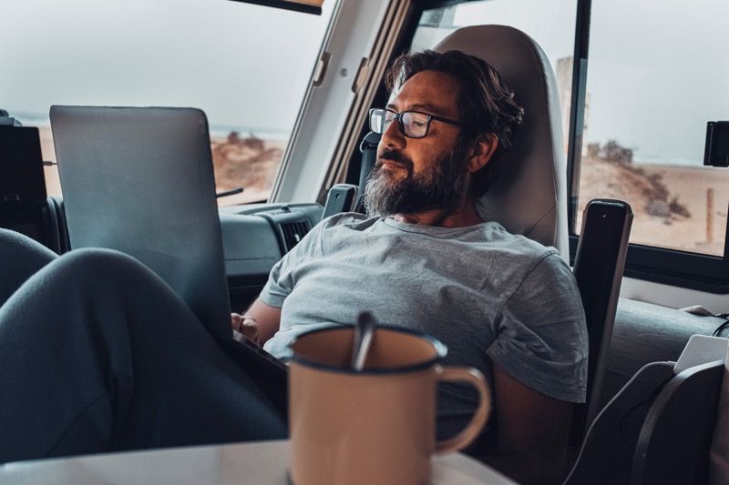 Mobiles Arbeiten im Wohnmobil – Mann am Laptop