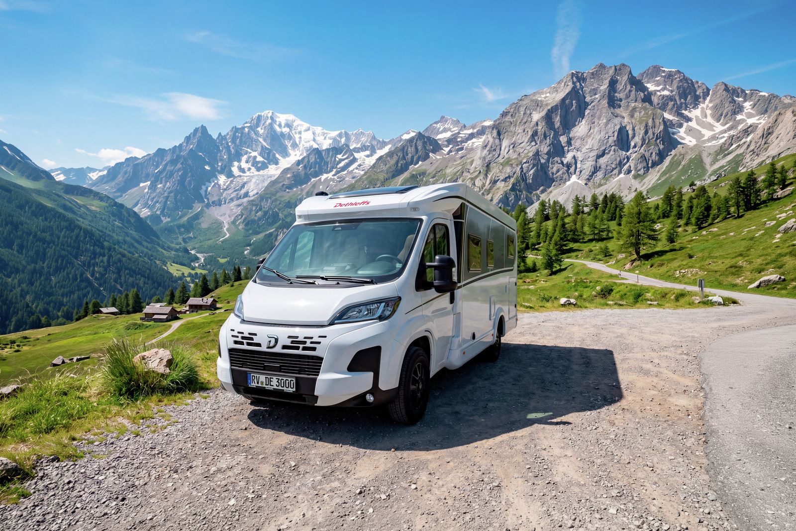 Mutter mit Kleinkind steigt in ein Wohnmobil ein, verschneite Bergkulisse