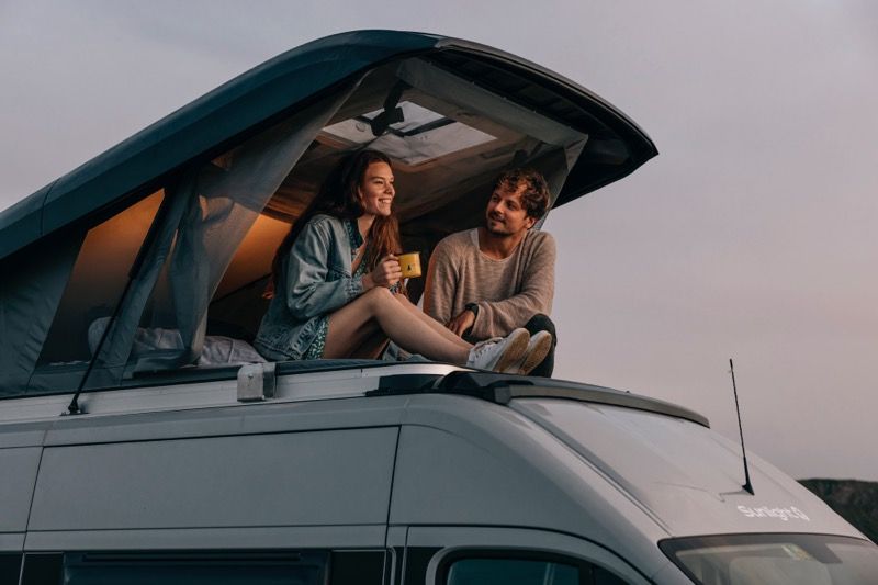 Paar reist entspannt zu zweit im Reisemobil