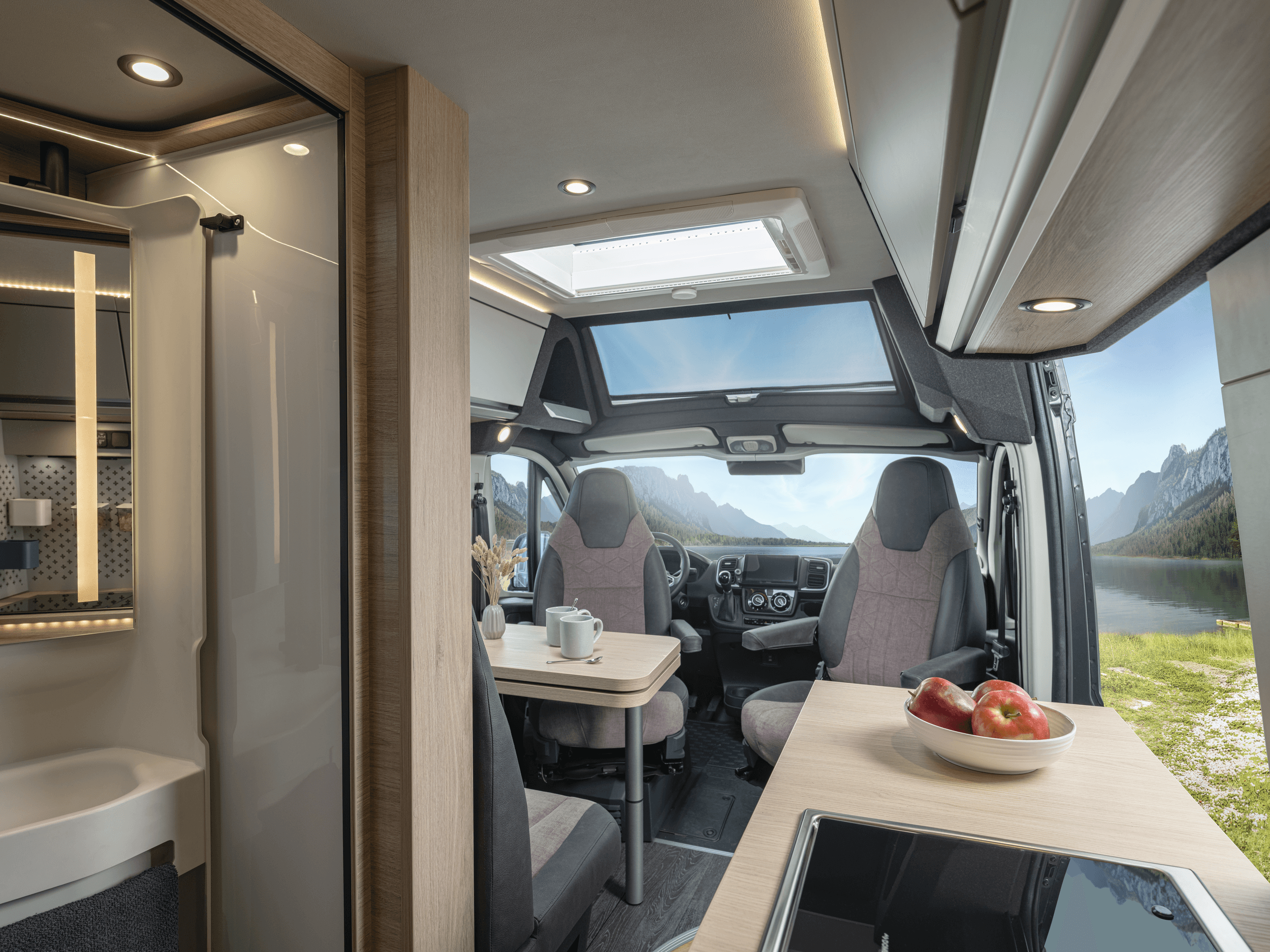 Heller Innenraum eines Kastenwagens mit geöffnetem Dachfenster
