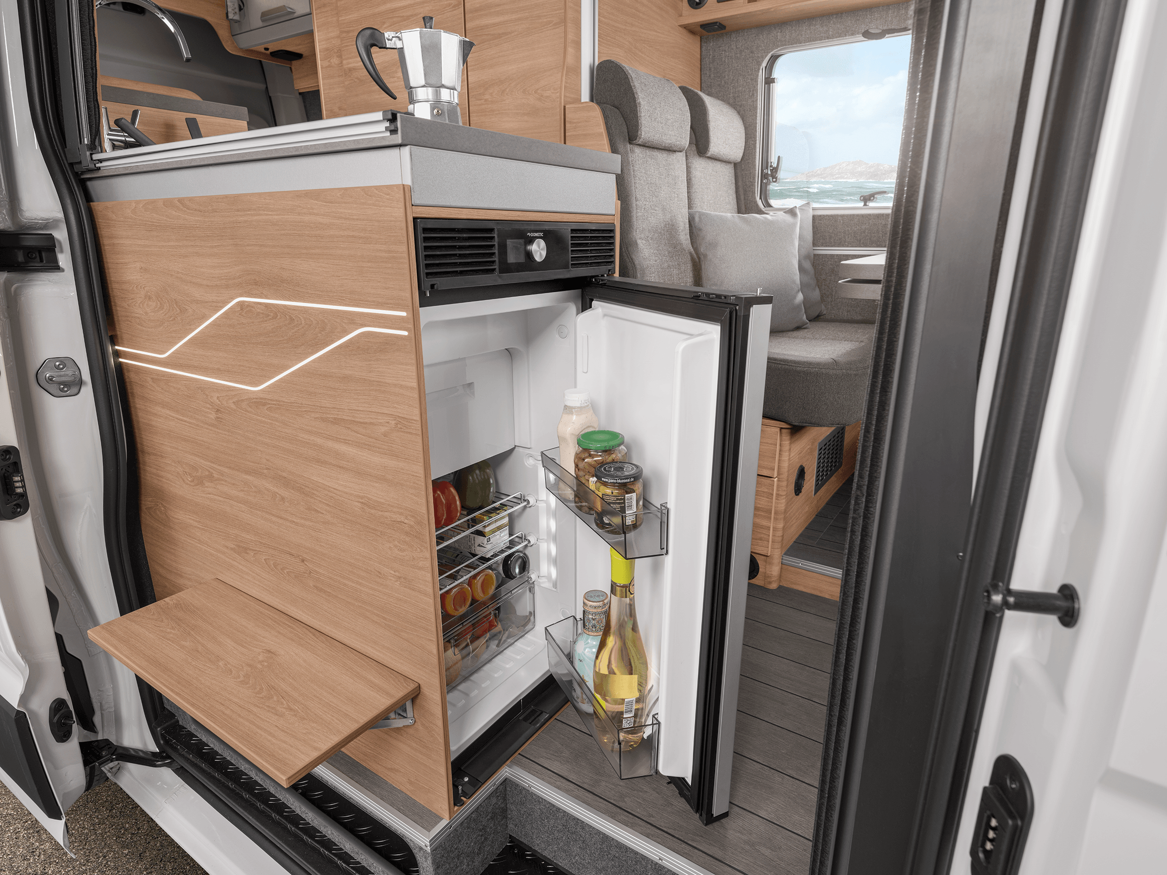 Geöffneter Kühlschrank mit Lebensmitteln in einem Kastenwagen